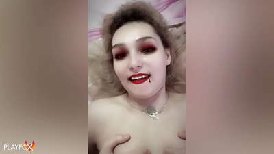 Ivan Helsing 硬操一個性感的吸血鬼，然後射在她的屁股上
