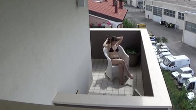 監視我年輕的室友在陽台上自慰